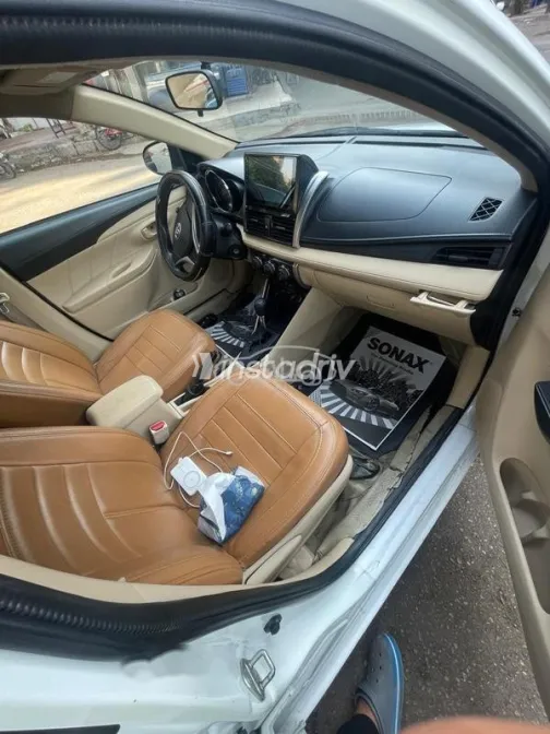 تويوتا ياريس 2015 أبيض مستعملة للبيع - 3