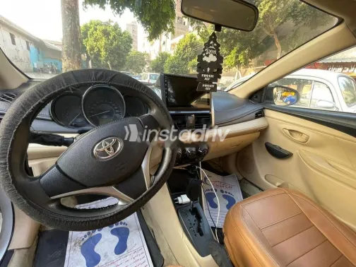 تويوتا ياريس 2015 أبيض مستعملة للبيع - 4