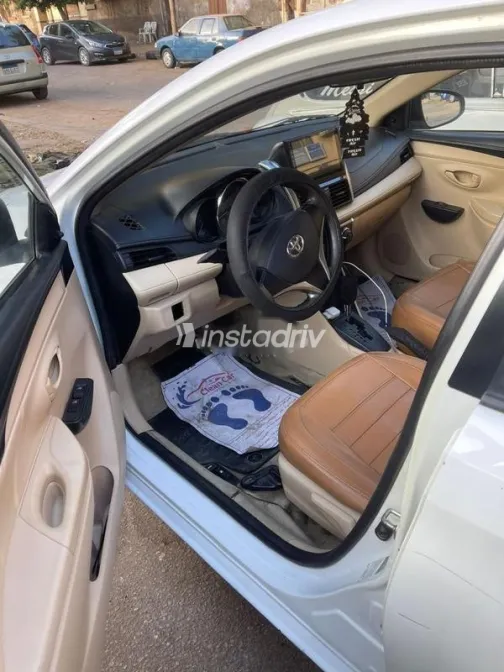 تويوتا ياريس 2015 أبيض مستعملة للبيع - 5
