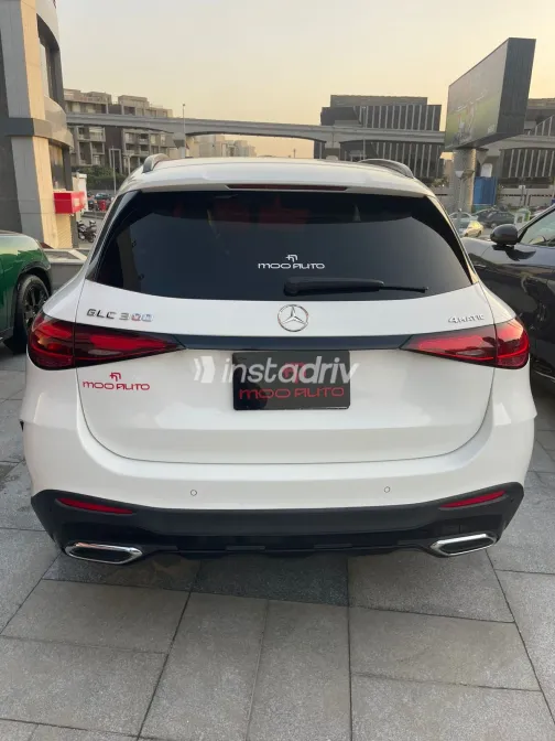 مرسيدس GLC 300 2023 أبيض مستعملة للبيع - 2