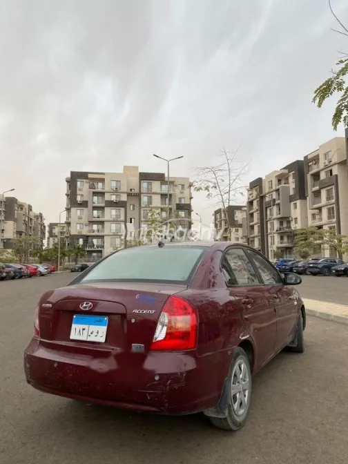 هيونداي اكسنت 2009 أحمر غامق مستعملة للبيع - 2