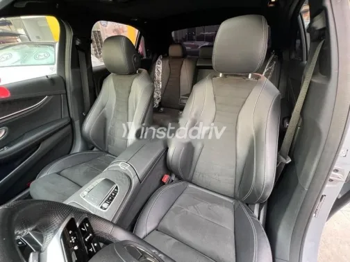 مرسيدس E 300 2023 فضي مستعملة للبيع - 3