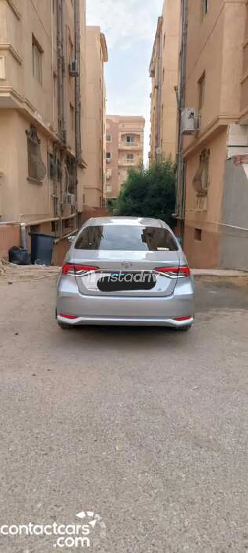 تويوتا كورولا 2023 أبيض مستعملة للبيع - 4