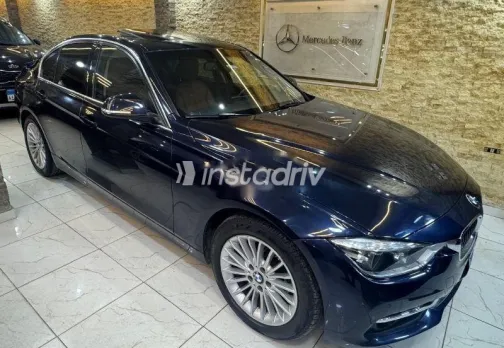 بي ام دبليو 320 2019 أزرق غامق مستعملة للبيع - 2