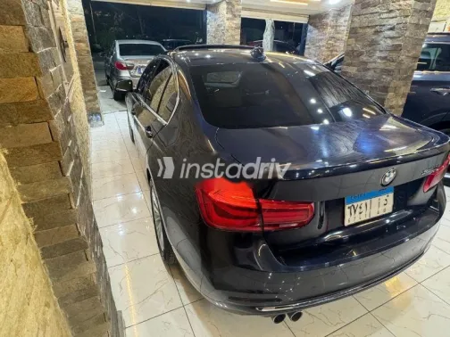 بي ام دبليو 320 2019 أزرق غامق مستعملة للبيع - 3