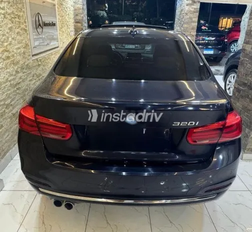 بي ام دبليو 320 2019 أزرق غامق مستعملة للبيع - 4