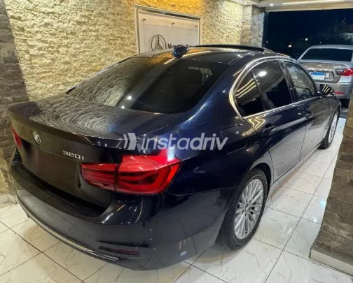بي ام دبليو 320 2019 أزرق غامق مستعملة للبيع - 5