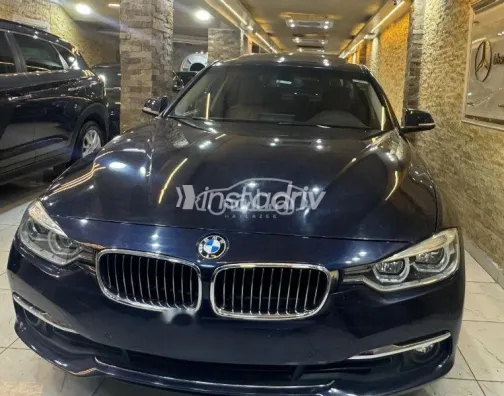 بي ام دبليو 320 2019 أزرق غامق مستعملة للبيع - 6