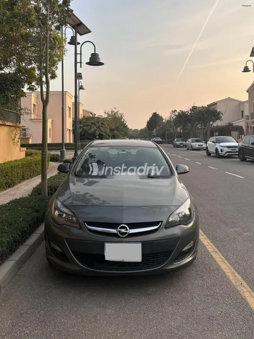 اوبل أسترا 2020 رمادي غامق مستعملة للبيع - 1