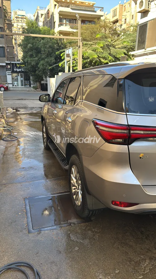 تويوتا فورتشنر 2022 أبيض مستعملة للبيع - 1