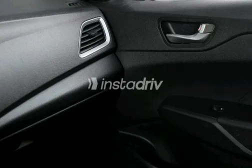 هيونداي اكسنت 2021 أبيض مستعملة للبيع - 2