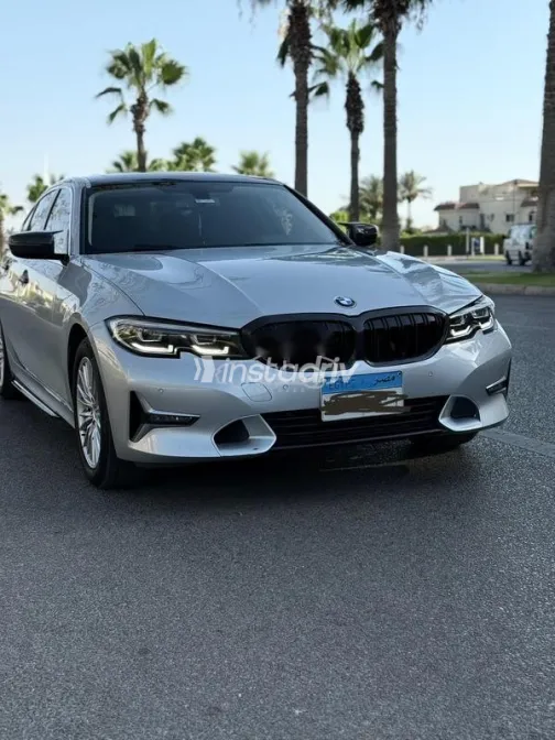 بي ام دبليو 320 2020 فضي مستعملة للبيع - 1