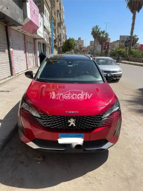 بيجو 5008 2021 أحمر مستعملة للبيع - 1