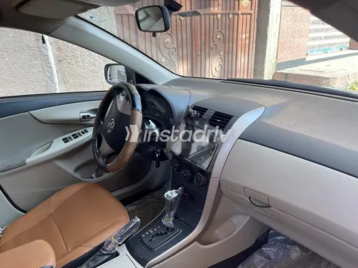 تويوتا كورولا 2013 أبيض مستعملة للبيع - 1