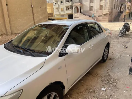 تويوتا كورولا 2013 أبيض مستعملة للبيع - 2