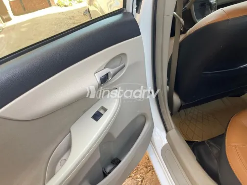 تويوتا كورولا 2013 أبيض مستعملة للبيع - 5