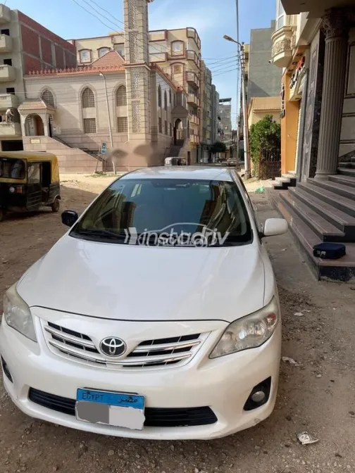 تويوتا كورولا 2013 أبيض مستعملة للبيع - 8