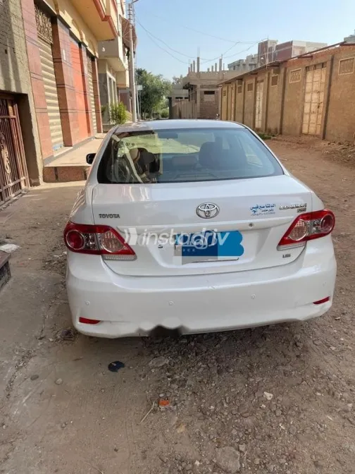 تويوتا كورولا 2013 أبيض مستعملة للبيع - 9
