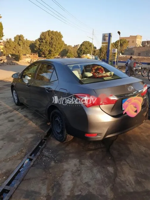 تويوتا كورولا 2015 رمادي غامق مستعملة للبيع - 2