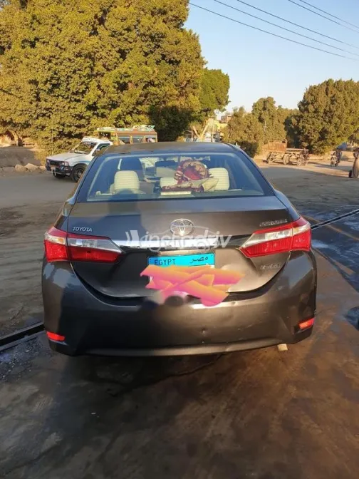 تويوتا كورولا 2015 رمادي غامق مستعملة للبيع - 3