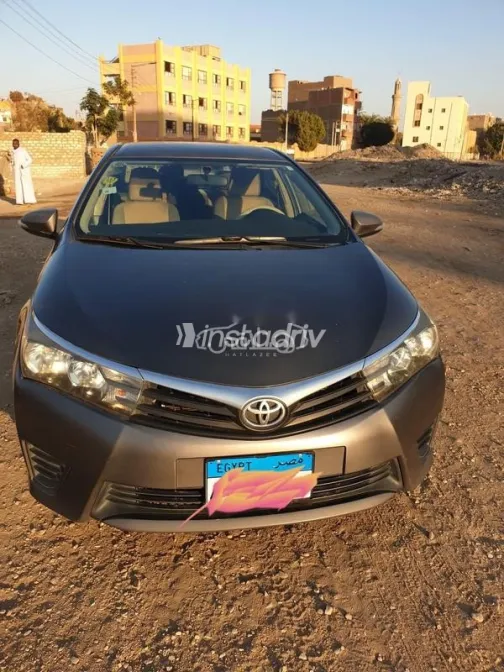 تويوتا كورولا 2015 رمادي غامق مستعملة للبيع - 4