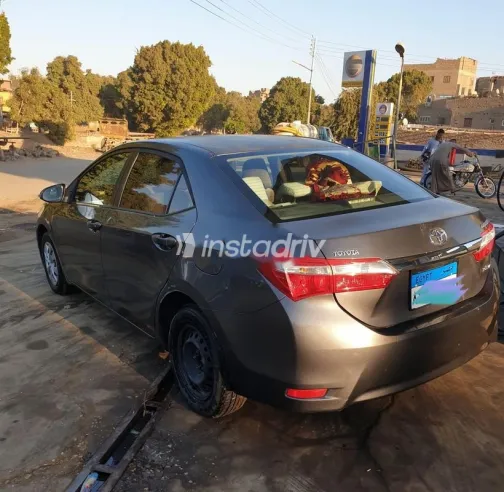 تويوتا كورولا 2015 رمادي غامق مستعملة للبيع - 5