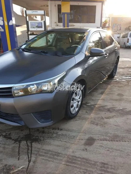 تويوتا كورولا 2015 رمادي غامق مستعملة للبيع - 7