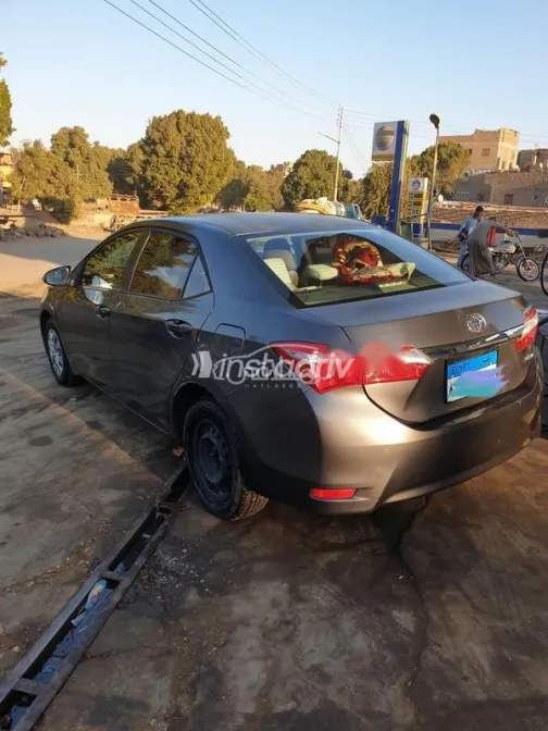 تويوتا كورولا 2015 رمادي غامق مستعملة للبيع - 8