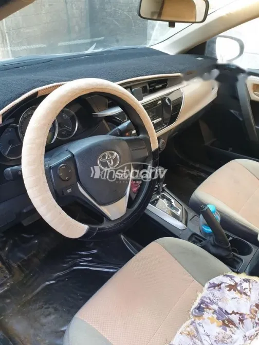 تويوتا كورولا 2015 رمادي غامق مستعملة للبيع - 10