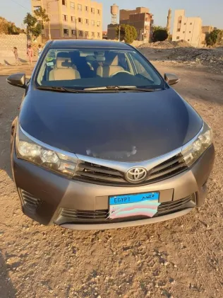 تويوتا كورولا 2015 رمادي غامق مستعملة للبيع