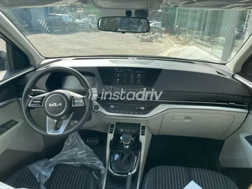 كيا كارينز 2023 أبيض مستعملة للبيع - 1