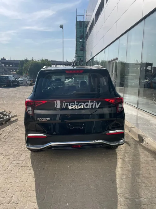 كيا كارينز 2023 أبيض مستعملة للبيع - 4