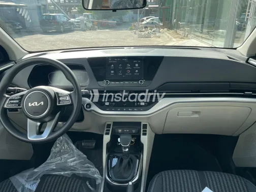 كيا كارينز 2023 أبيض مستعملة للبيع - 8