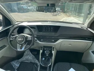 كيا كارينز 2023 أبيض مستعملة للبيع