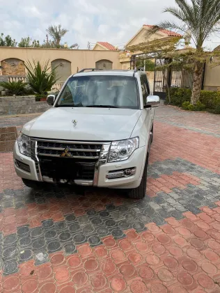 ميتسوبيشي باجيرو 2019 أبيض مستعملة للبيع