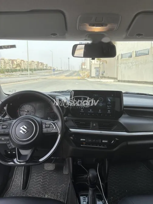 Suzuki Swift 2025 White Used for Sale - 8