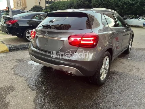 Mercedes GLA 200 2018 Gray Used for Sale - 2