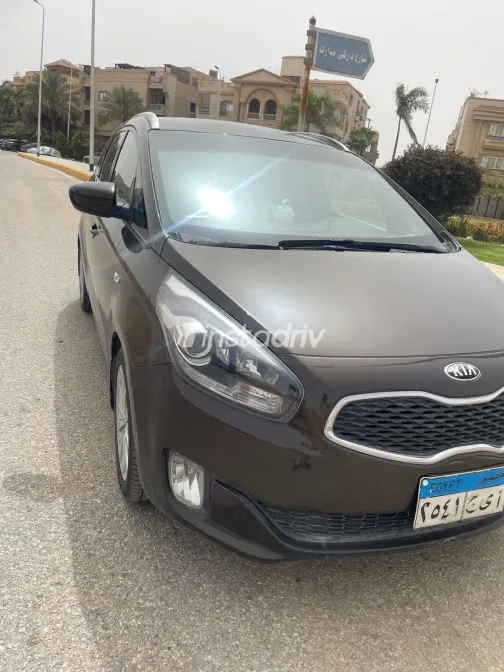 كيا كارينز 2015 أبيض مستعملة للبيع - 2