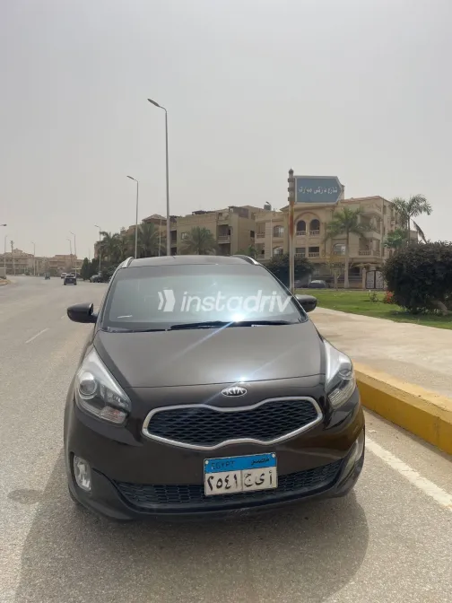 كيا كارينز 2015 أبيض مستعملة للبيع - 4