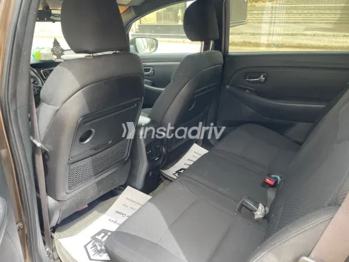 كيا كارينز 2015 أبيض مستعملة للبيع - 8