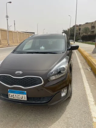 كيا كارينز 2015 أبيض مستعملة للبيع