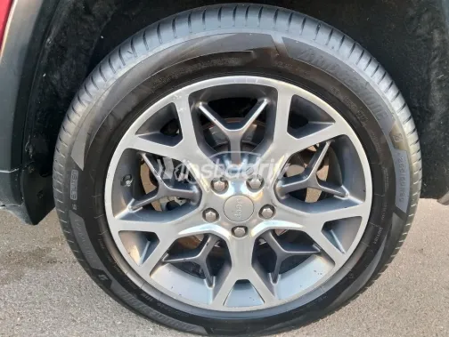 جيب جراند شيروكي 2019 أحمر مستعملة للبيع - 7