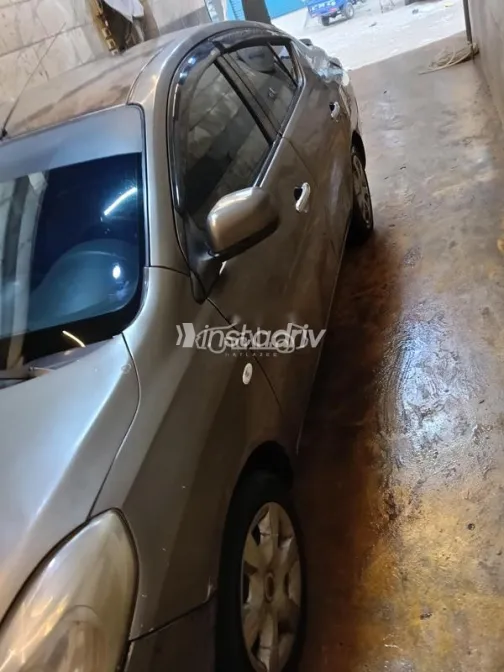 نيسان صنى 2013 برونزي مستعملة للبيع - 8