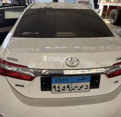 تويوتا كورولا 2016 أبيض مستعملة للبيع - 2