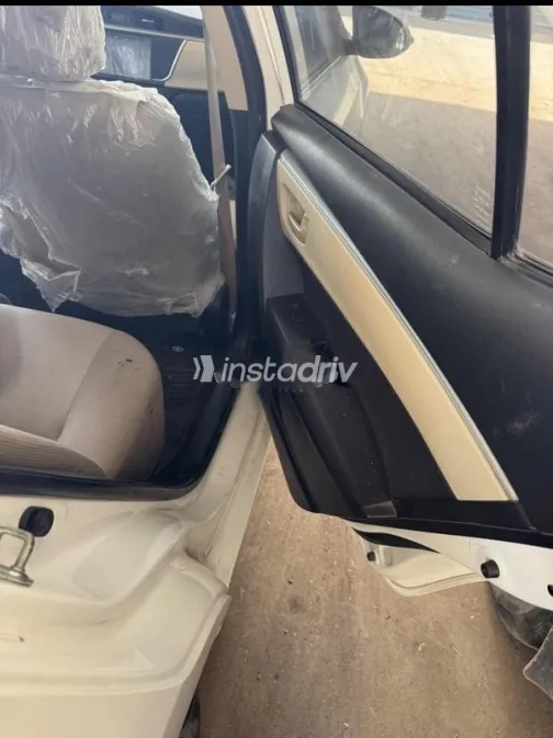 تويوتا كورولا 2016 أبيض مستعملة للبيع - 5