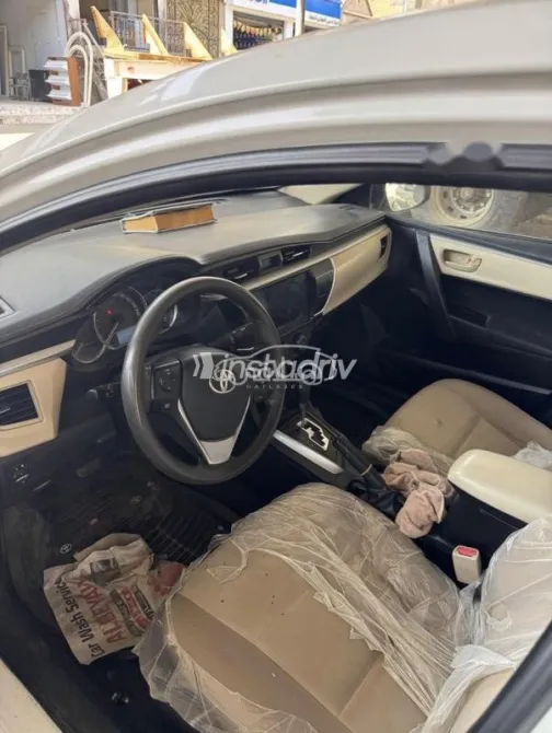 تويوتا كورولا 2016 أبيض مستعملة للبيع - 7