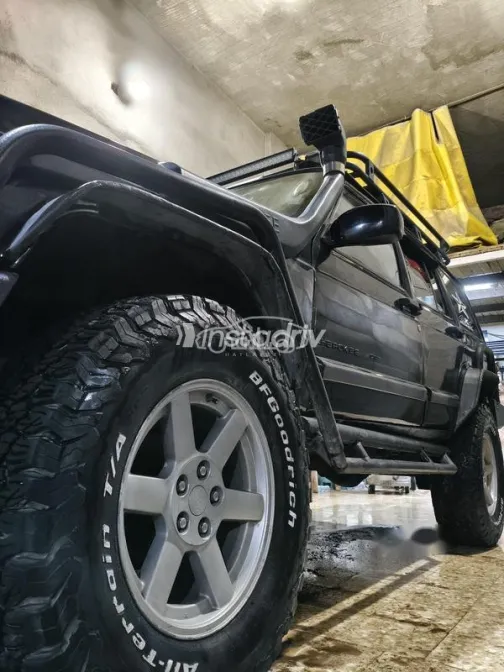 جيب شيروكي 2002 أسود مستعملة للبيع - 1