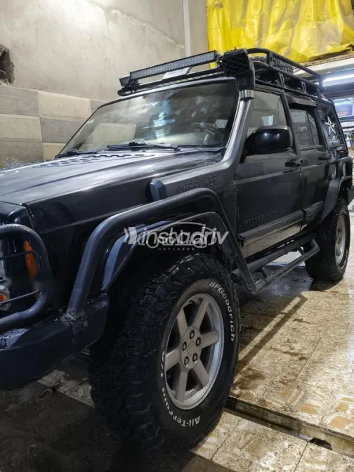 جيب شيروكي 2002 أسود مستعملة للبيع - 2