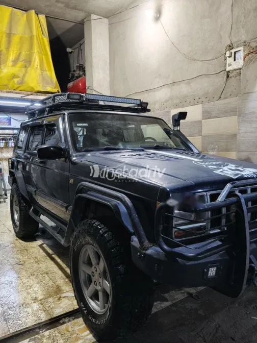 جيب شيروكي 2002 أسود مستعملة للبيع - 3