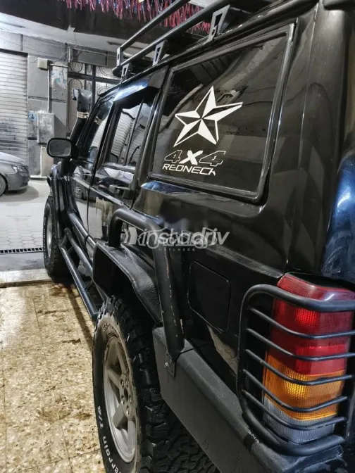 جيب شيروكي 2002 أسود مستعملة للبيع - 6